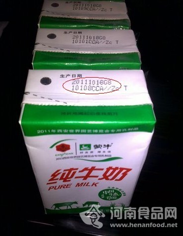 網友發帖曬買到的10月18日產的毒牛奶