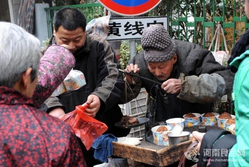 烤梨爺爺在賣烤梨