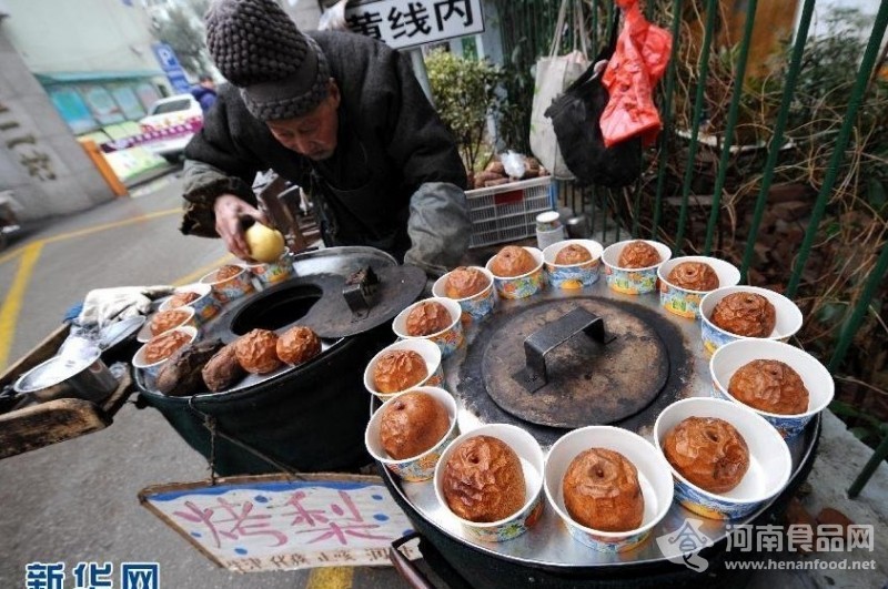 烤梨爺爺在賣烤梨