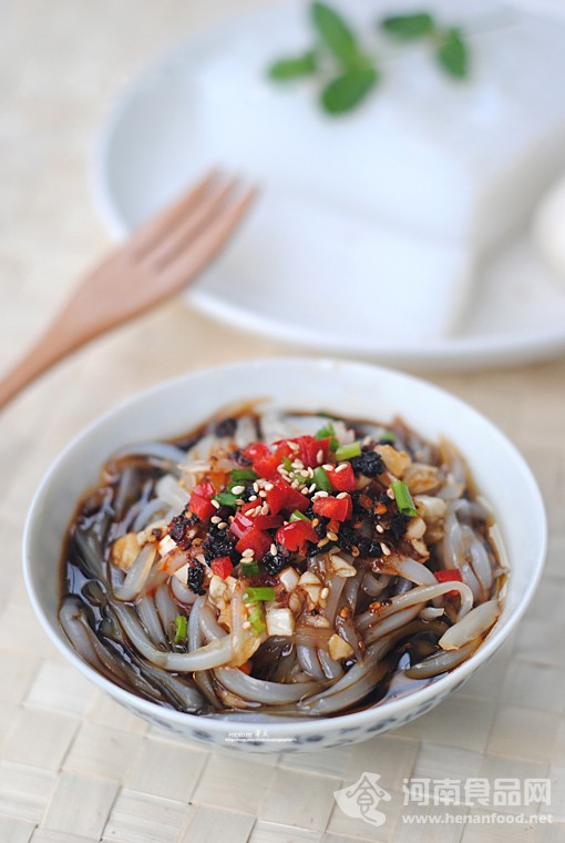 降溫美食：蒜香豆豉涼粉（圖）