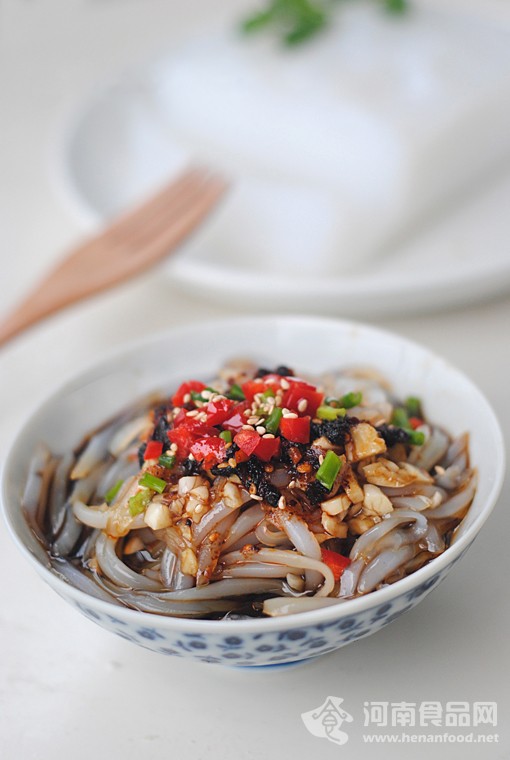 降溫美食：蒜香豆豉涼粉（圖）