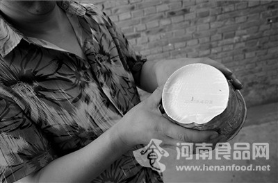 外部塑封膜還是完整的,在底部可看見兩只長約1厘米的白色小蟲,已經死亡。