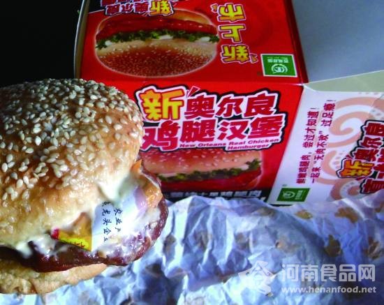 百萬莊園150g新奧爾良真雞腿漢堡”2個，正當準備吃時，卻發現漢堡里夾帶一張紙條類不明物，讓他惡心至極。