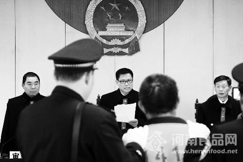 法庭上，法官對牛某宣讀判決書