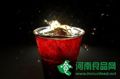 盛夏常喝碳酸飲料小心喝出“可樂牙”